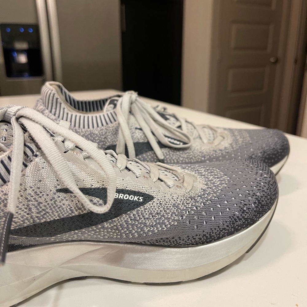 Brooks Tennis Shoes Size 9